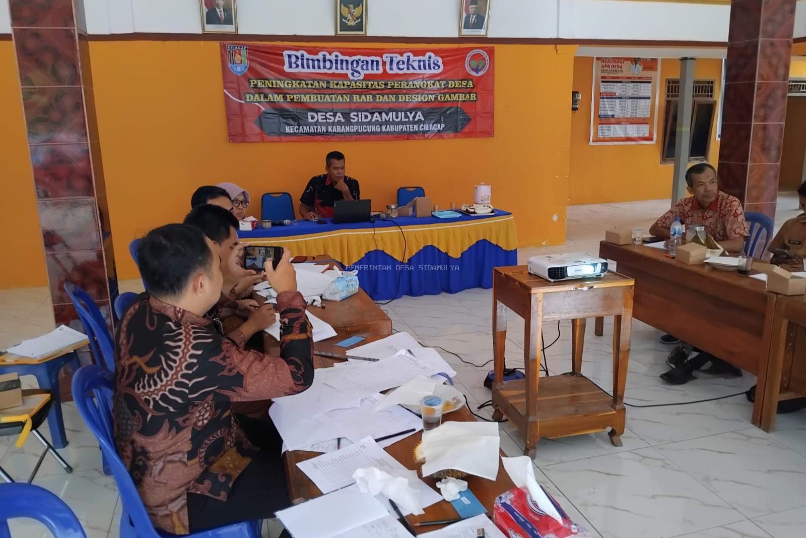 Pelatihan peningkatan kapasitas perangkat desa pembuatan design RAB